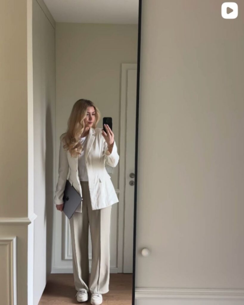 Lena Aljona Siebert fotografiert sich im Spiegel