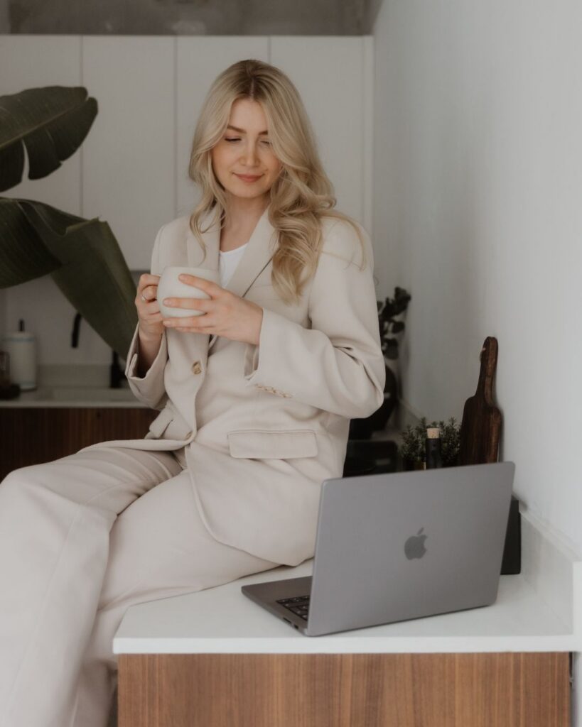 Lena Aljona Siebert arbeitet am Laptop