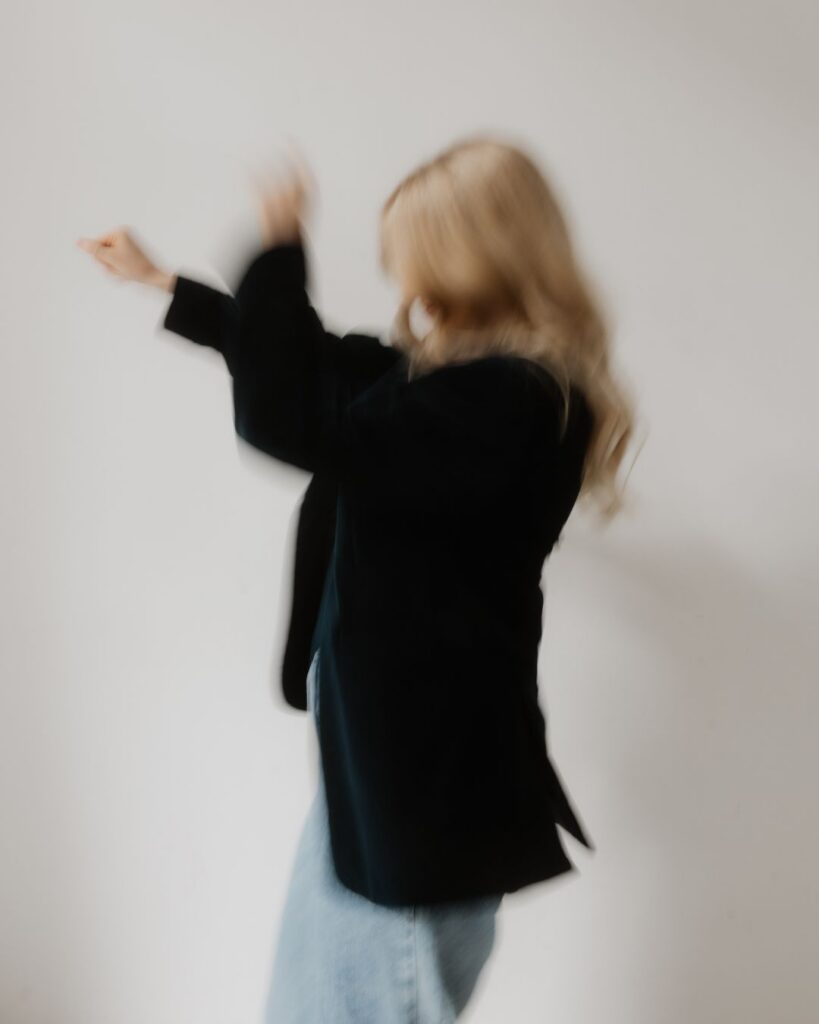 Lena Aljona Siebert in schwarzem Blazer vor hellem Hintergrund