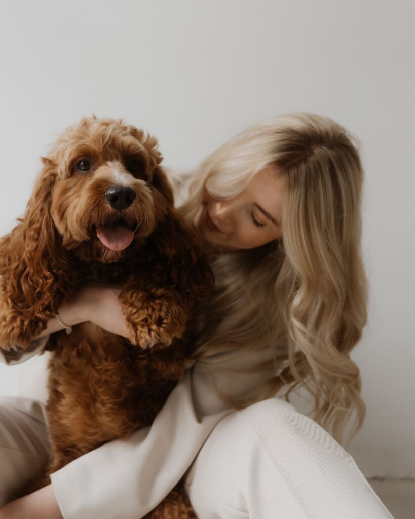 Lena mit Hund im Arm